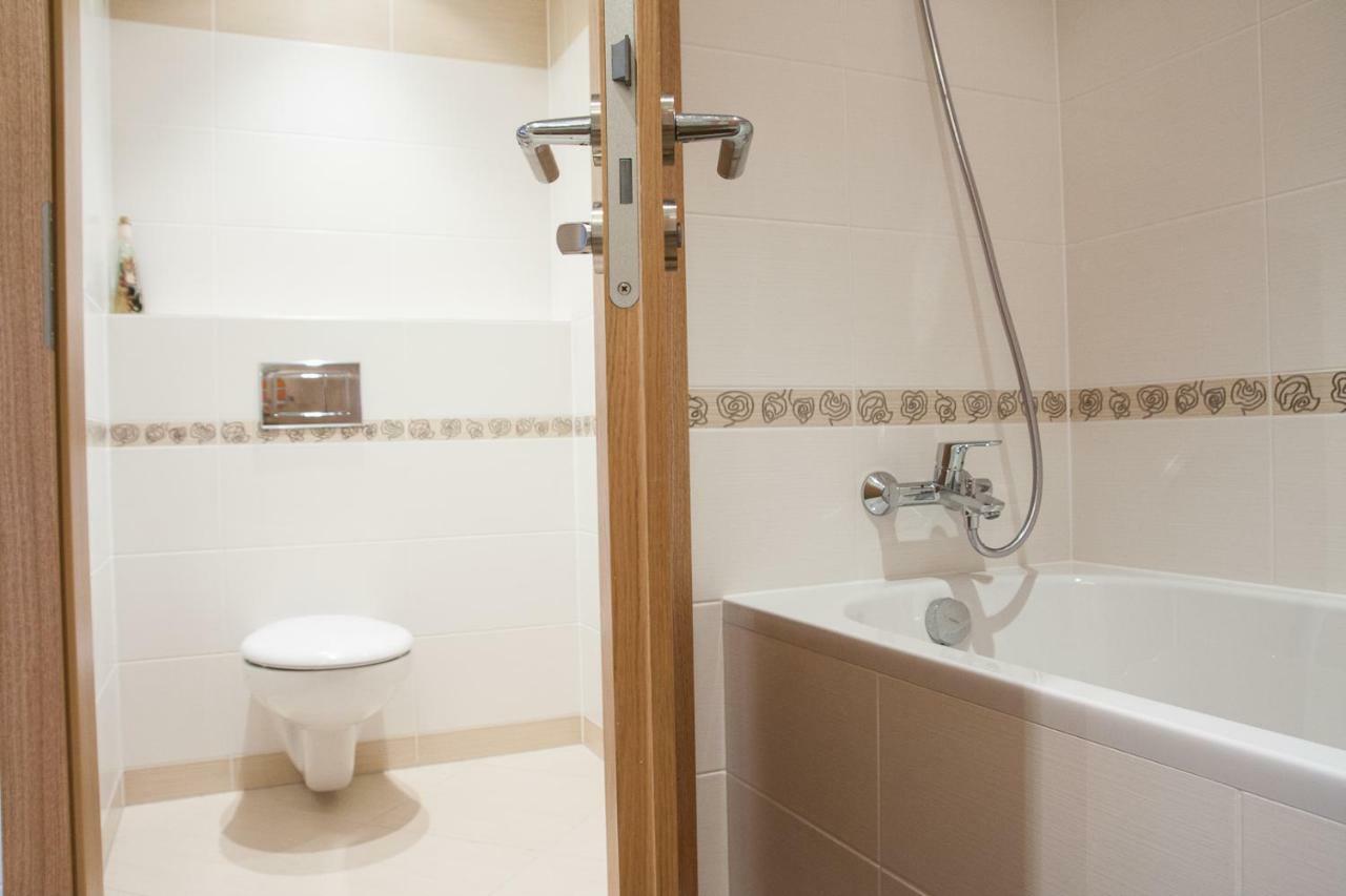 Prostorny 3 Pokojovy Apartman S Dvema Terasami Prague Extérieur photo