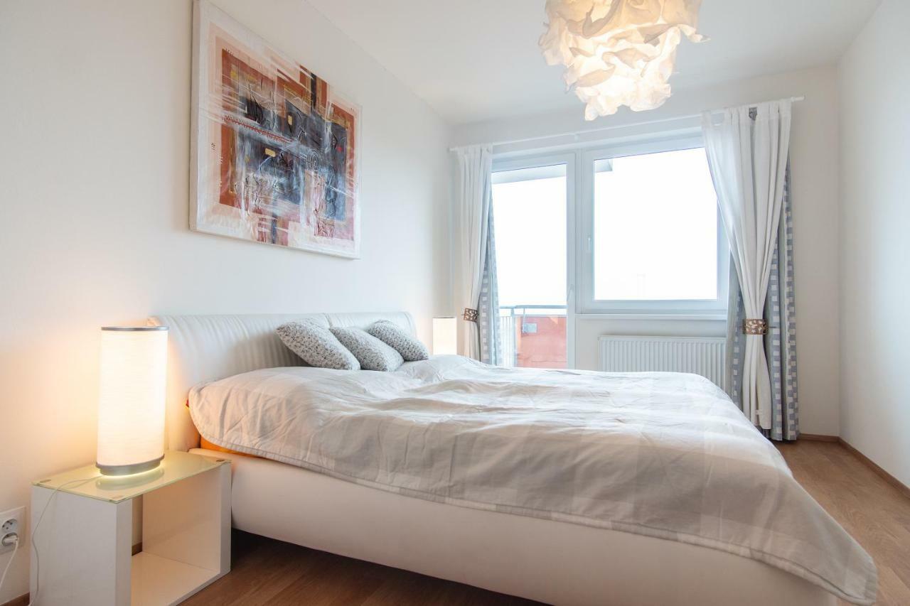 Prostorny 3 Pokojovy Apartman S Dvema Terasami Prague Extérieur photo